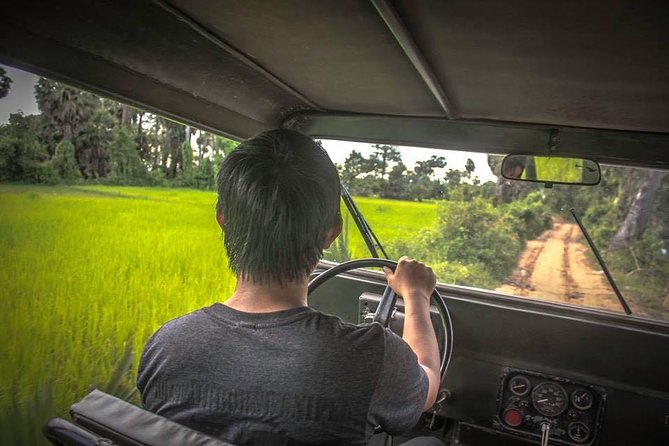 Siem Reap: Silk Farm & Countryside Offbeat Jeep Tour - War Museum and a Buddhist pagoda: a pause with context