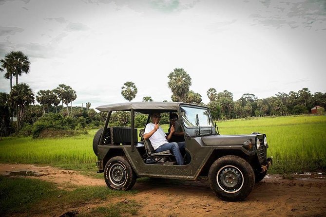 Siem Reap: Silk Farm & Countryside Offbeat Jeep Tour - Rice noodles, bamboo sticky rice, and basket weaving in action