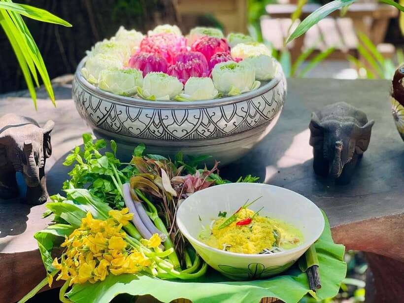 Siem Reap: Small Group Street Food Tour with Tuk-Tuk Ride - Key highlights at a glance