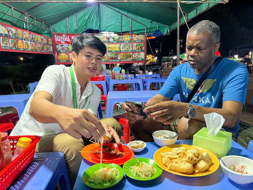 Siem Reap: Tonle Sap and Kampong Phluk Tour with Street Food - Water levels from late March to late July: when the scenery changes