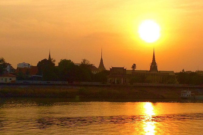 Sunset Cruise with unlimited beer & soft drinks -English speaking guide on board - Pickup at Preah Sisowath Quay: the 5:00 pm meeting point plan