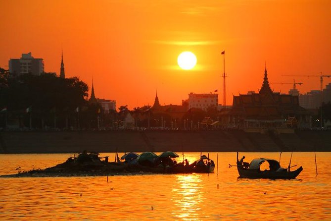 Sunset Cruise with unlimited beer & soft drinks -English speaking guide on board - What to wear for a Mekong breeze and a Phnom Penh evening