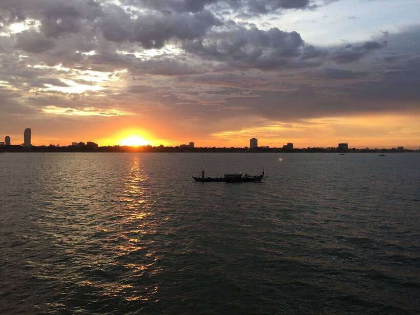 Sunset Dinner Tour: Tonle Sap Lake Floating Village - Queen Tara dinner buffet: the 100-year-old boat factor